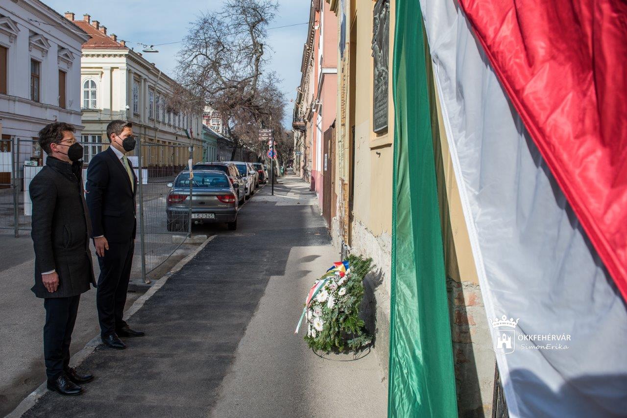 Néma főhajtás a márciusi ifjak emléke előtt a fehérvári emlékhelyeken