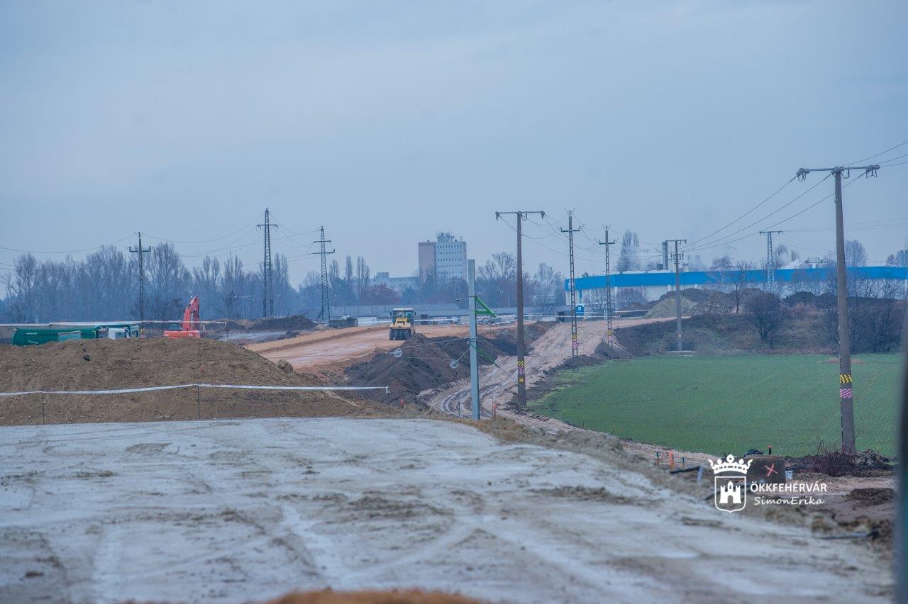 Hétfőn este kezdik a déli összekötő vasút fölötti hídgerendáinak beemelését