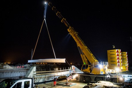 Éjszaka emelték be a déli összekötő vasúti hídjának gerendáit
