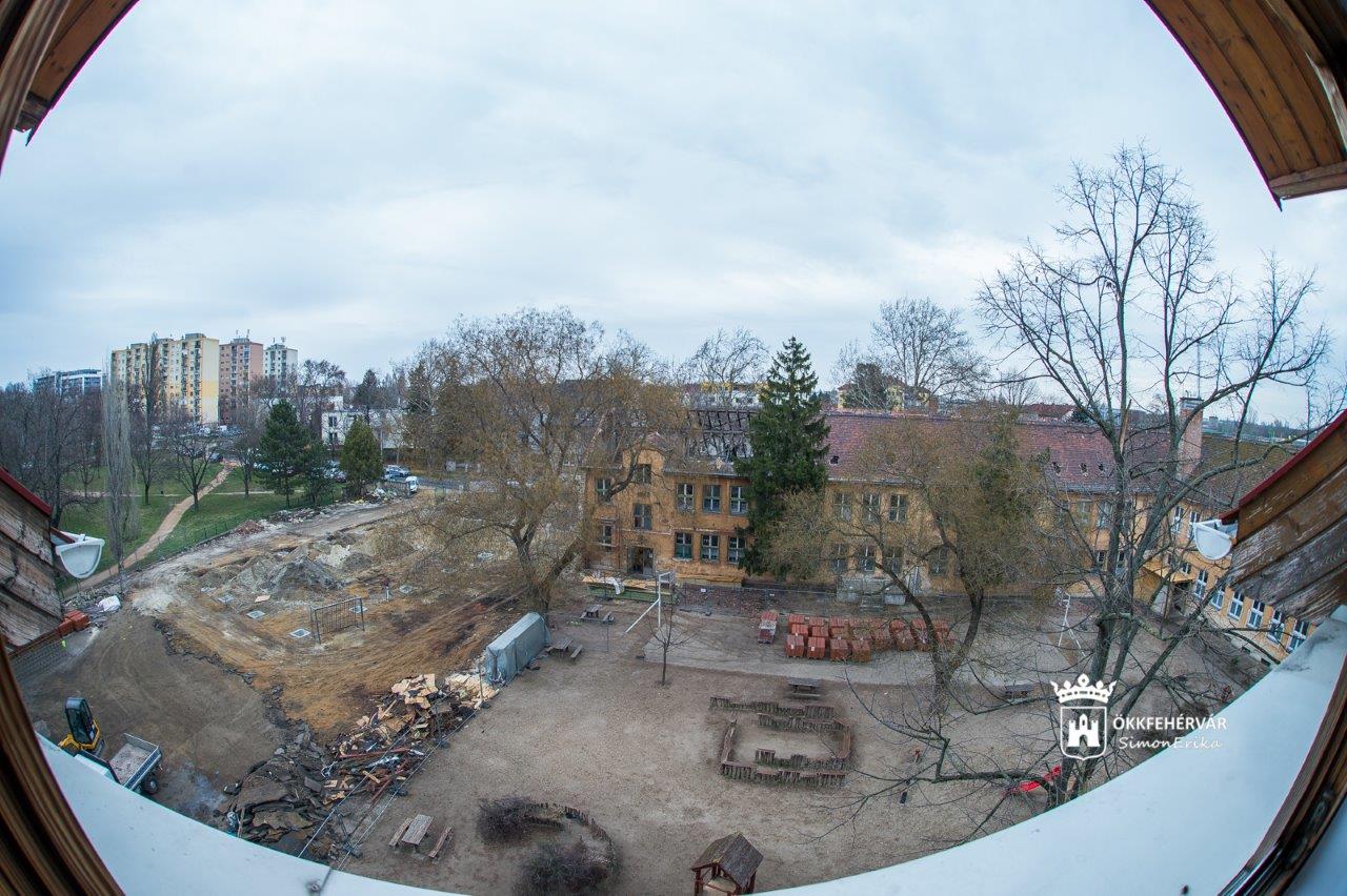 Ütemezetten halad a felújítás - már építik a Kodály Zoltán Iskola új tornateremét