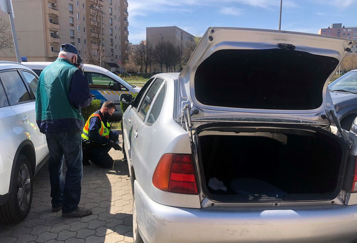 Helyszínelés után az idős férfi defektes kerekét is kicserélték a fehérvári rendőrök