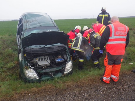 Árokba borult és a kerekein állt meg egy autó Fehérvár és Úrhida között