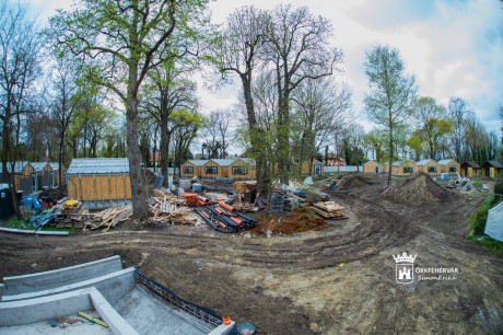 Nézze meg, hogyan épül Velencén az új ifjúsági tábor - már állnak a kisházak