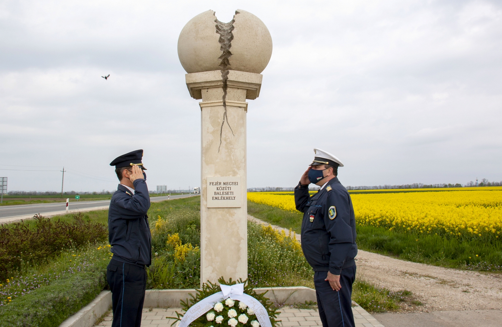 Koszorúzással emlékeztek a Fejér megyében közúti balesetekben elhunytakról