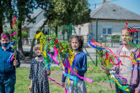 Májusfát állítottak Feketehegy-Szárazréten, az iskola udvarán