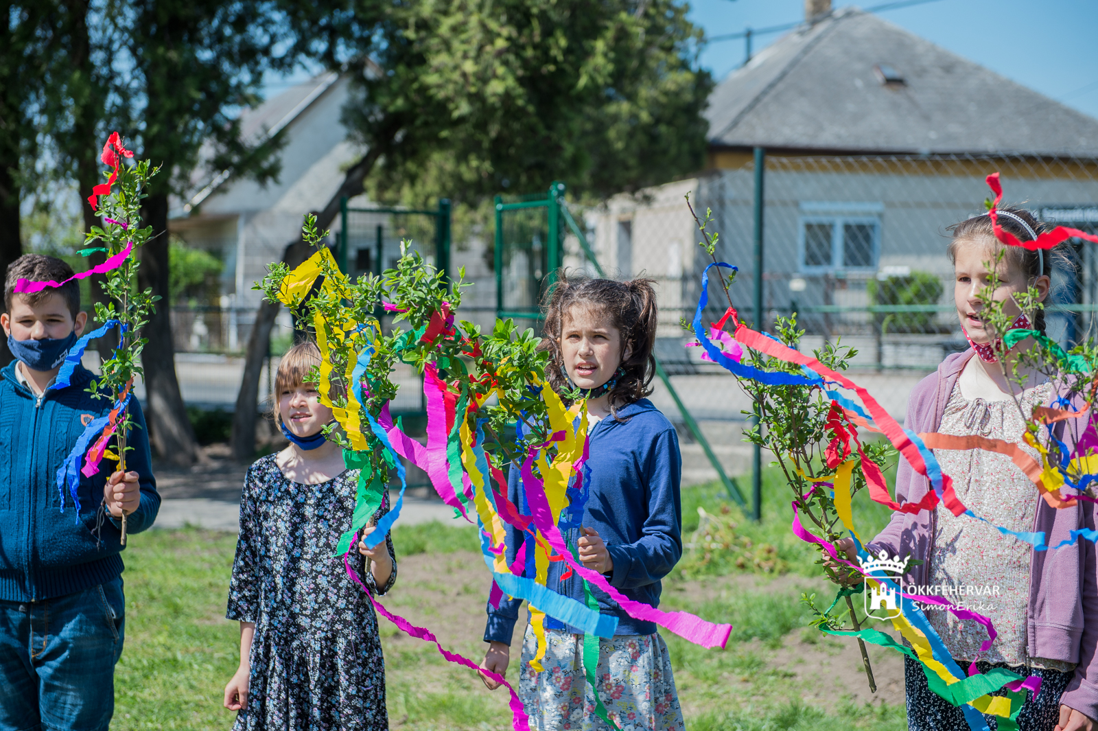 Májusfát állítottak Feketehegy-Szárazréten, az iskola udvarán