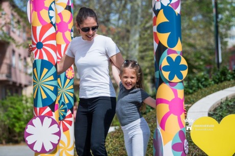 Színes anyák napi fotópontok Székesfehérvár több pontján