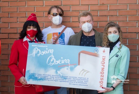 A Vörösmarty Színház színművészei köszöntötték a mentősöket