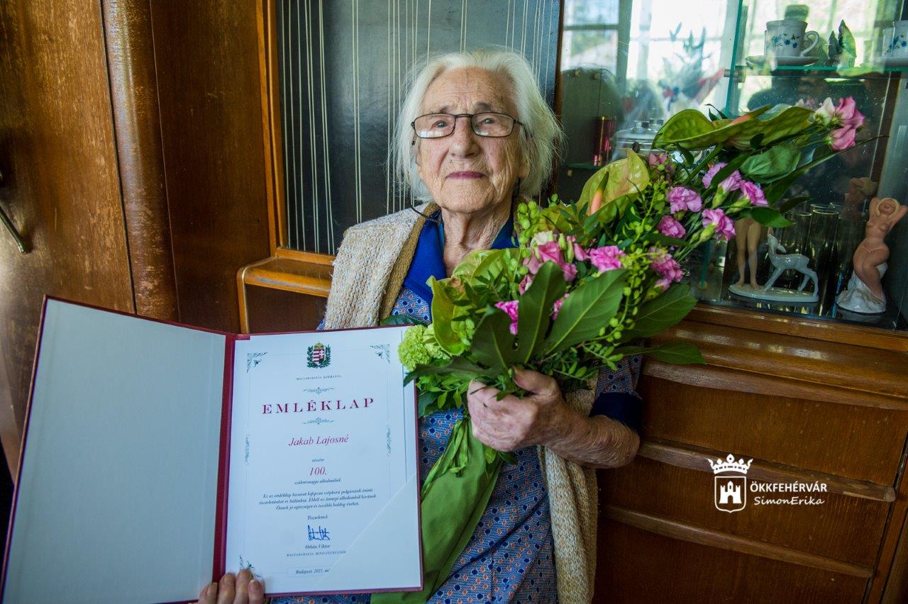 100. születésnapját köszöntötte Jakab Lajosnét a város polgármestere