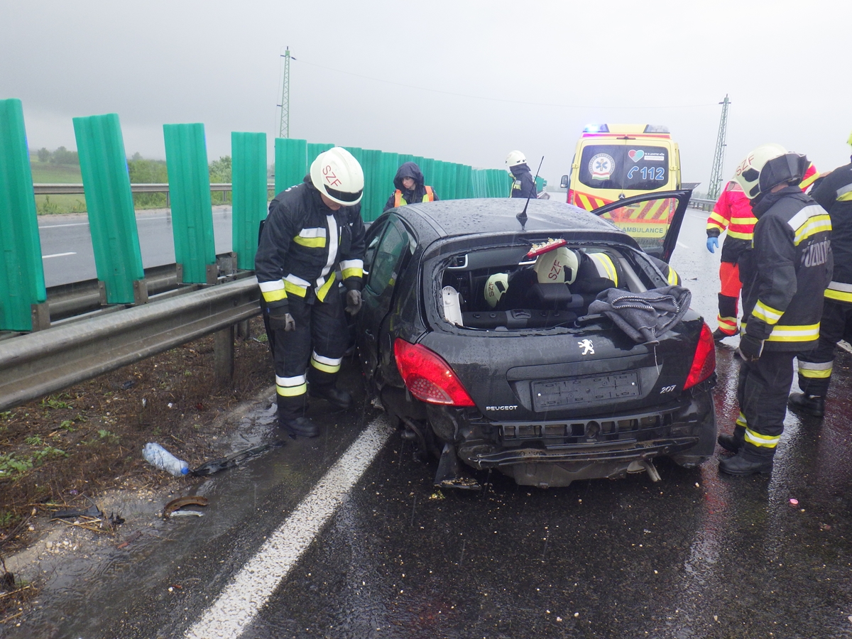 Szalagkorlátnak csapódott autóba szorult utast mentettek az elkerülőn