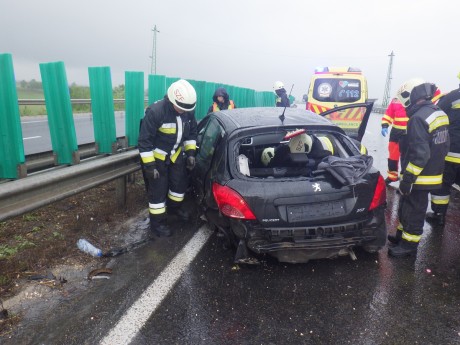 Szalagkorlátnak csapódott autóba szorult utast mentettek az elkerülőn