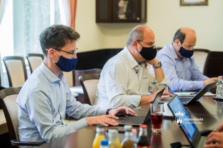 Több száz kérdésre válaszolt Facebook fogadóóráján Fehérvár polgármestere