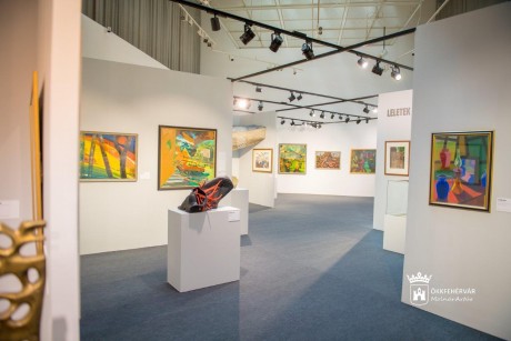 Hűs 22 fok van egész nap a határon túli magyar képzőművészet remekeiből nyílt kiállításon