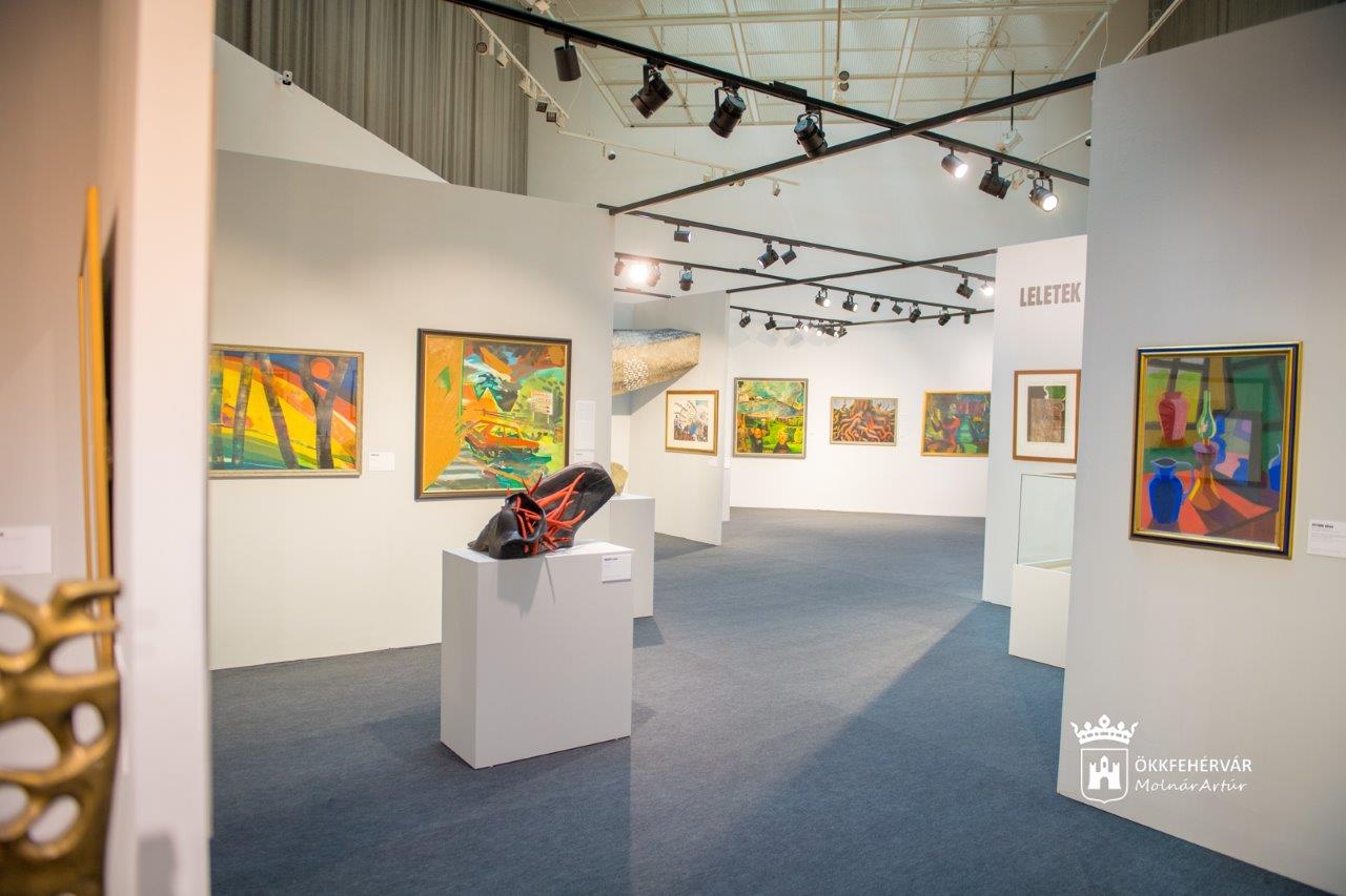 Hűs 22 fok van egész nap a határon túli magyar képzőművészet remekeiből nyílt kiállításon