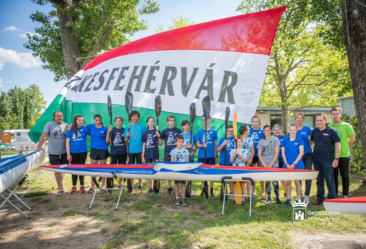 Fehérvári hajók a Vitálnál - kék-piros versenykajakot adtak át a Csónakázó-tónál