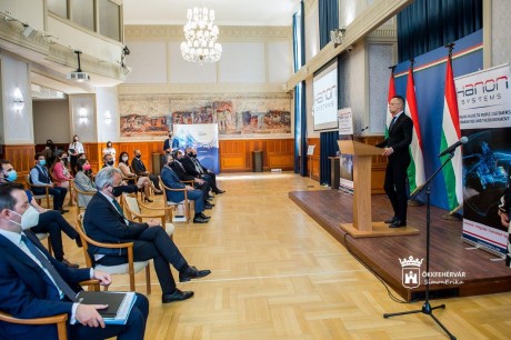 18 milliárd forintos beruházással fejleszti hazai cégeit, köztük a fehérvári üzemet a Hanon