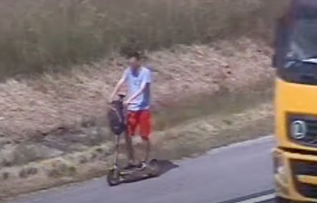 Életveszélyes manőver - elektromos rollerrel közlekedett az autópályán