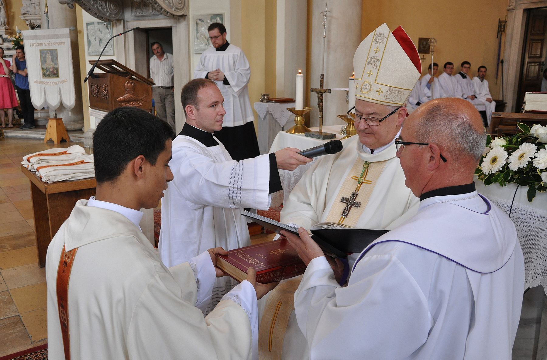 Papot és diakónusokat szentel Spányi Antal püspök a Prohászka templomban