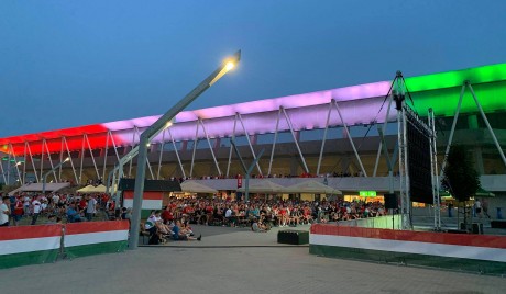 Székesfehérváron is piros-fehér-zöld fényben a stadion