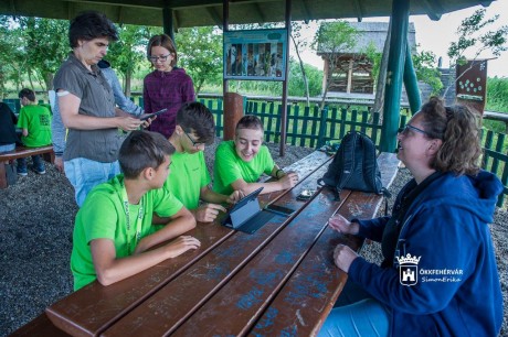 Fenntarthatóság és digitalizáció - online növényhatározót készítettek a Sóstón a fiatalok