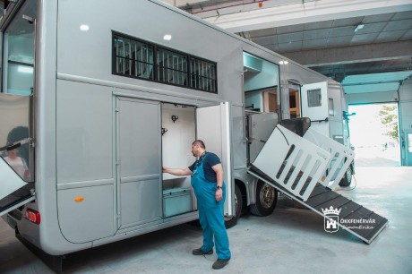 Új, 6000 négyzetméteres csarnokot avatott az STX Horseboxes Kft.