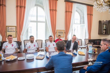 A MOL Fehérvár FC válogatott labdarúgói jártak hétfőn a Városházán