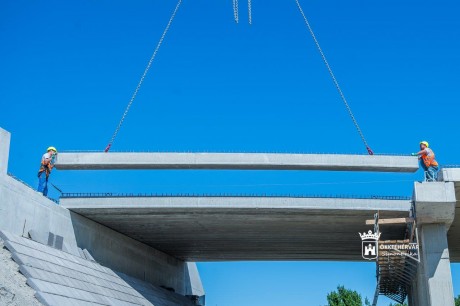 A második hídra is beemelték a gerendákat a déli összekötőúton