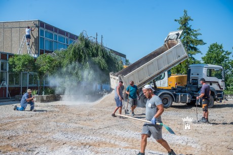 Megújul az István Király Iskola udvara, és zajlik a parkolóépítés is