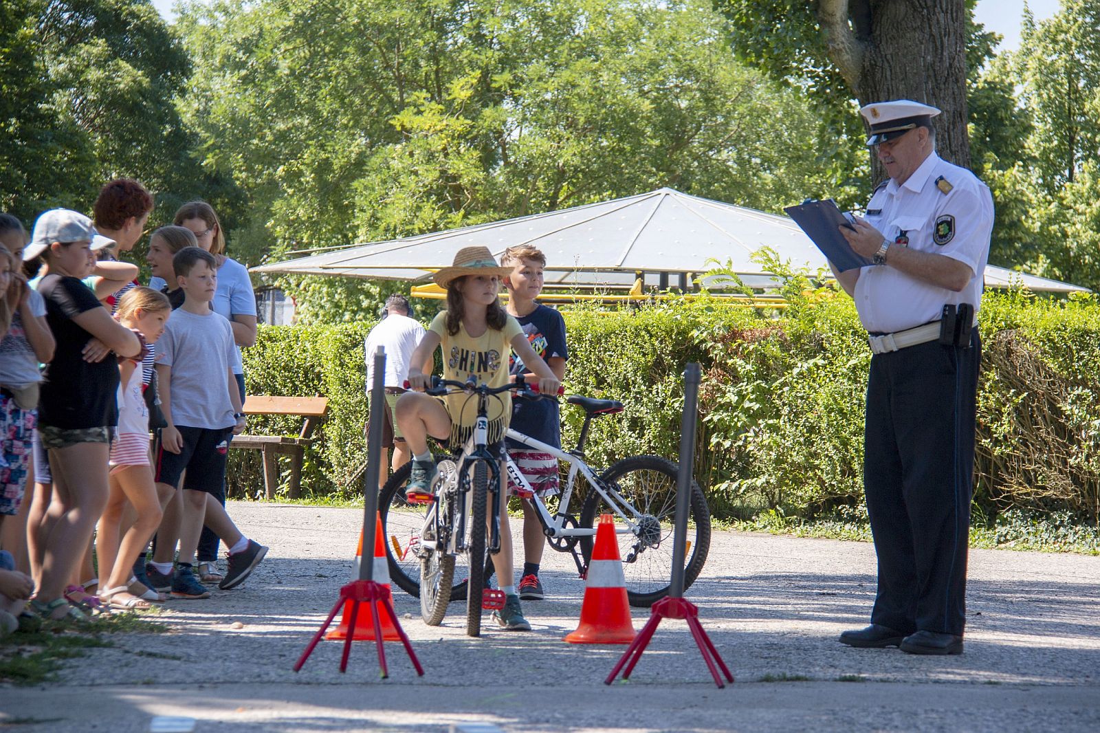 Változatos programokkal várják a fehérvári rendőrök a táborozó gyerekeket
