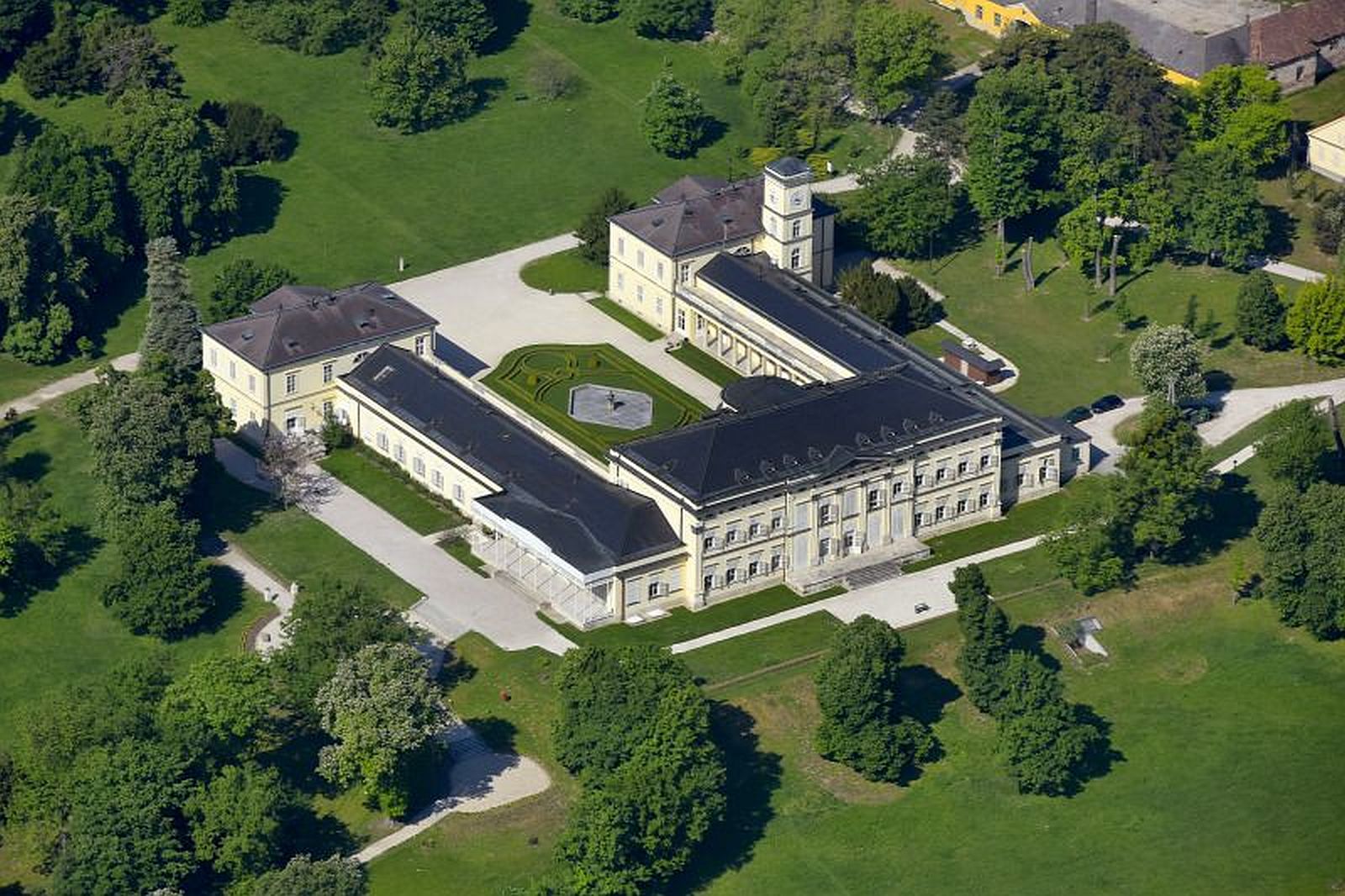 Botanikai séta lesz vasárnap a fehérvárcsurgói Károlyi Kastély parkjában