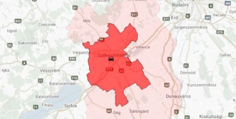 Baleset történt a 8-ason Székesfehérvárnál - árokba csúszott egy autó