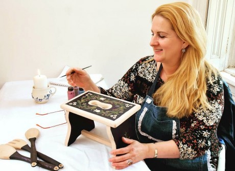 Népi bútorfestő workshopot tart vasárnap Sáringer Éva iparművész