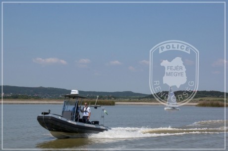 Egy 12 éves kajakos fiút mentettek ki a Velencei-tóból a vizirendőrök