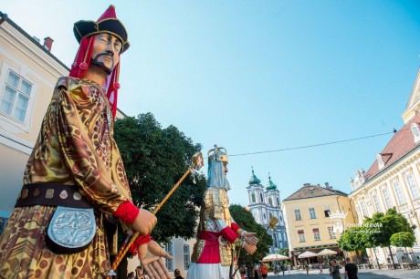 Kóruskoncert és kardforgató hagyományőrzők is lesznek a szombati Művészkorzón
