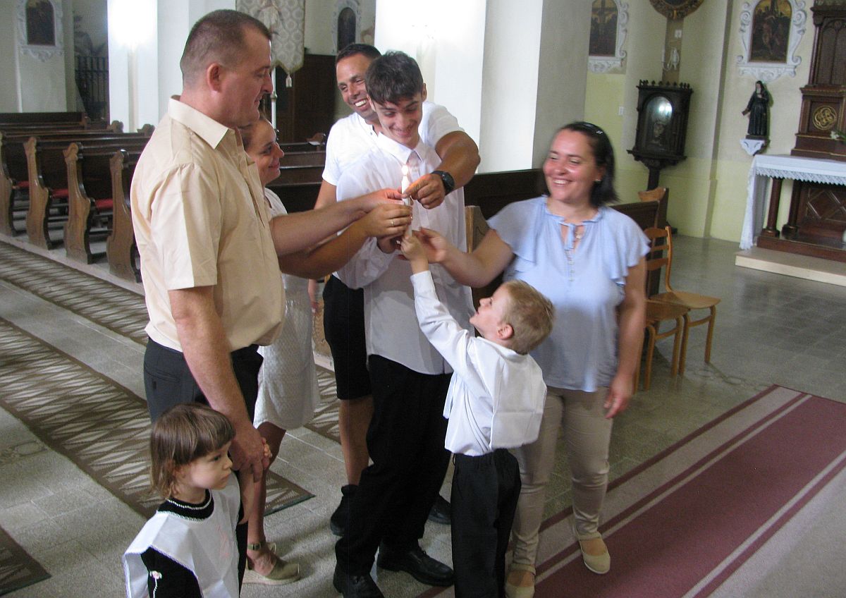 Együtt keresztelkedett az egész család az anyuka születésnapján