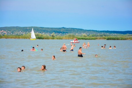 Vigyázzanak magukra a strandokon! - idén négyen fulladtak meg a Velencei-tóban