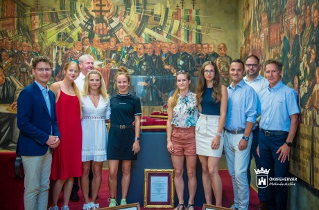ARAK-os dobogósok a Városházán - gratuláció az érmekért