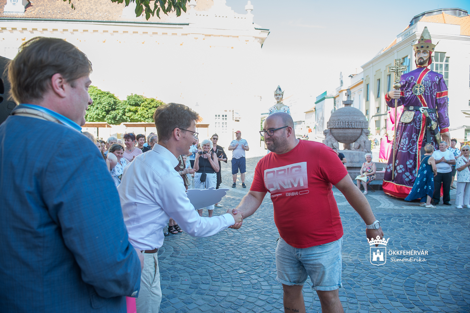Hősöket díjaztak! - ajándékzápor a Művészkorzó előtt