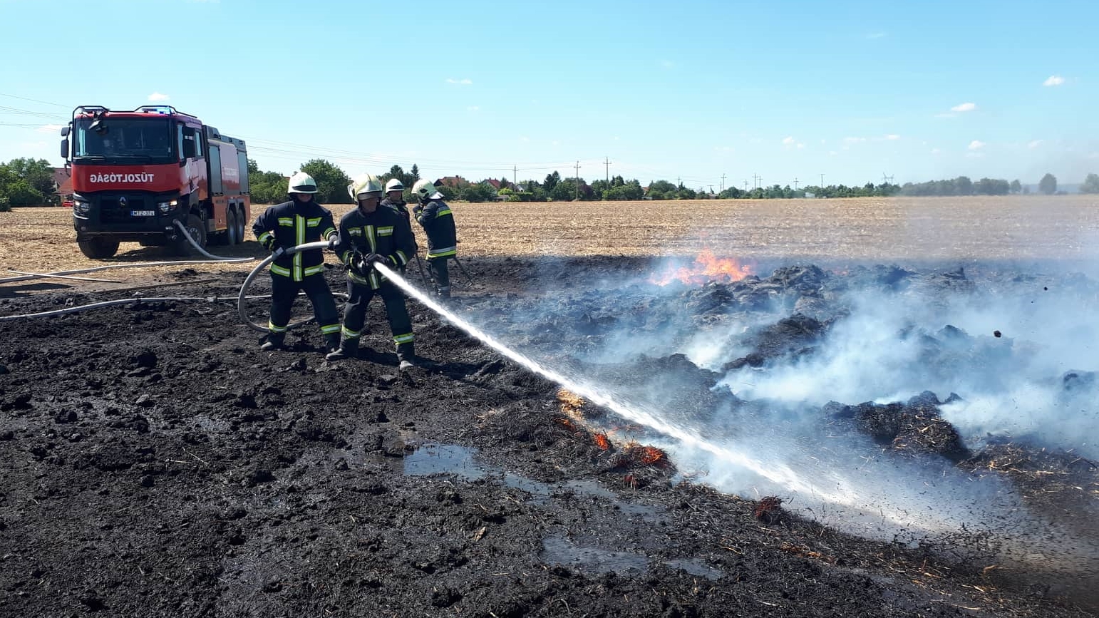 550 bálából álló kazal borult lángba a Nagyszombati út mögött
