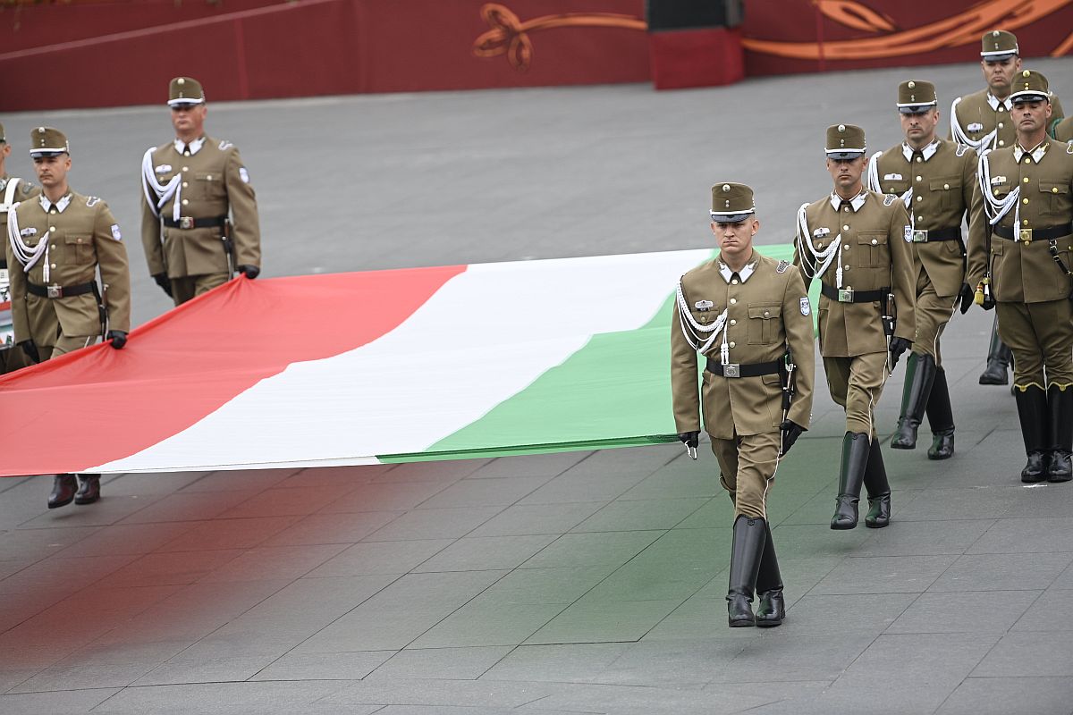 Augusztus 20. - Felvonták a nemzeti lobogót az Országház előtt Szent István ünnepén