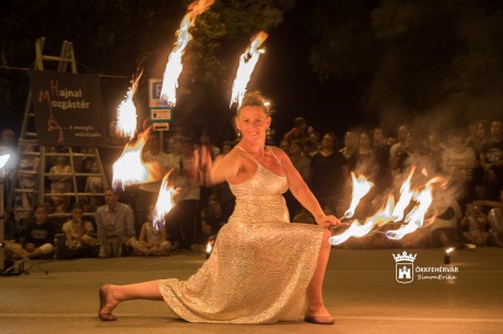 Fények színezték újra a Belvárost - épületvetítés a Fő utcán, és légi tűzszínház volt a Zichy ligetnél