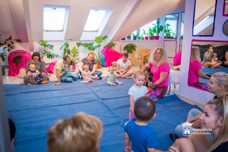 Játékot, ölelést, időt adni - beszélgetés Horváth Irmával