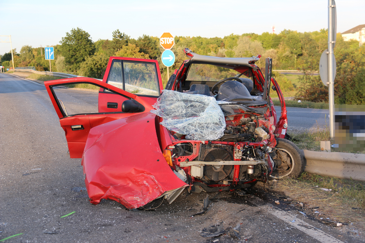 Halálos baleset volt az elkerülőn a Móri útnál - öt autó ütközött össze, hatan megsérültek