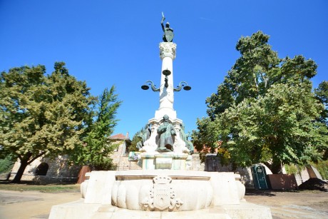 Restaurálásra szállítják el a Püspök kutat a Várfalparkból