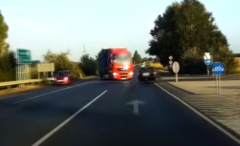 Hihetetlen reflex-szel kerülte el a sofőr a frontális ütközést a 62-esen Fehérvár határában