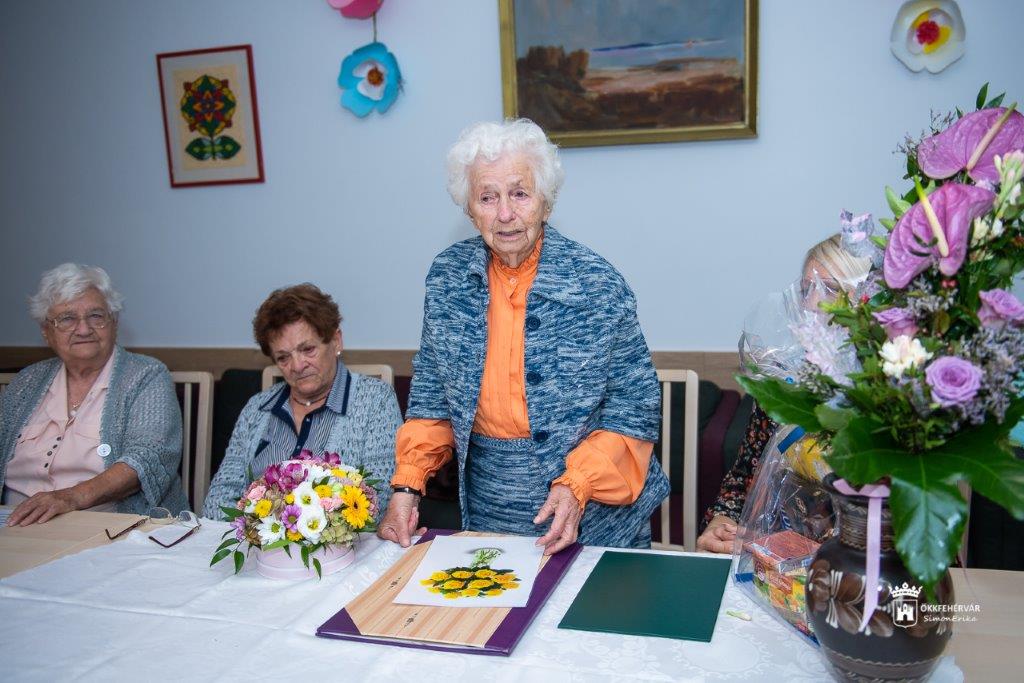 A 95 éves Szabó Ferencnét ünnepelték klubtársai a Zsolt utcában