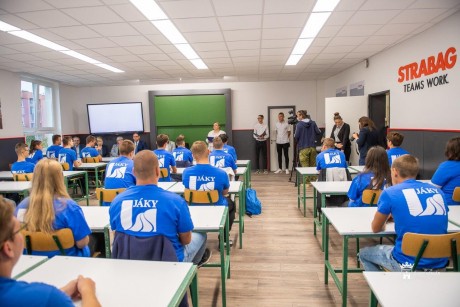 Fogadj örökbe egy termet - elkészült a STRABAG terem a  Jákyban