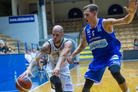 Irányítója nélkül, hosszabbításban nyert az Alba a Paks ellen a kosárnyitányon