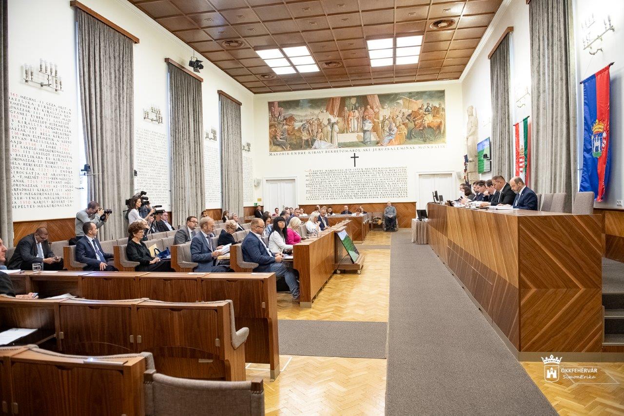 Közgyűlés - iskolák és óvodák felújításáról is döntött a képviselőtestület