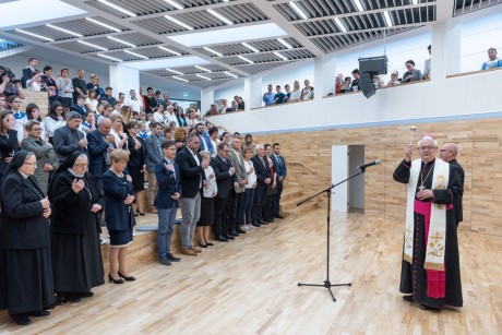Felszentelték a Szent Imre Általános Iskola és Óvoda megújult épületét